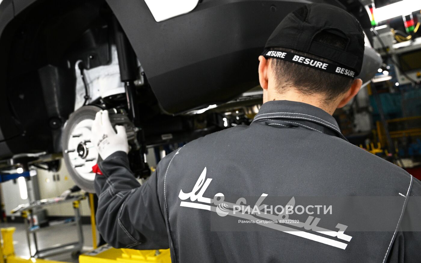 Рабочий за сборкой автомобиля на производственной линии Московского автомобильного завода "Москвич". Место: Россия, Москва. Автор: Рамиль Ситдиков/РИА Новости. Московский автомобильный завод "Москвич" начал сборку автомобилей