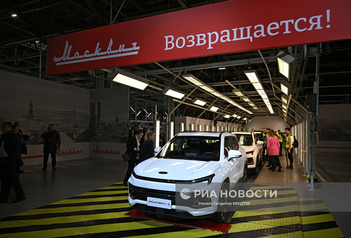 Автомобиль "Москвич" на производственной линии на Московском автомобильном заводе "Москвич". Место: Россия, Москва. Автор: Рамиль Ситдиков/РИА Новости. Московский автомобильный завод "Москвич" начал сборку автомобилей