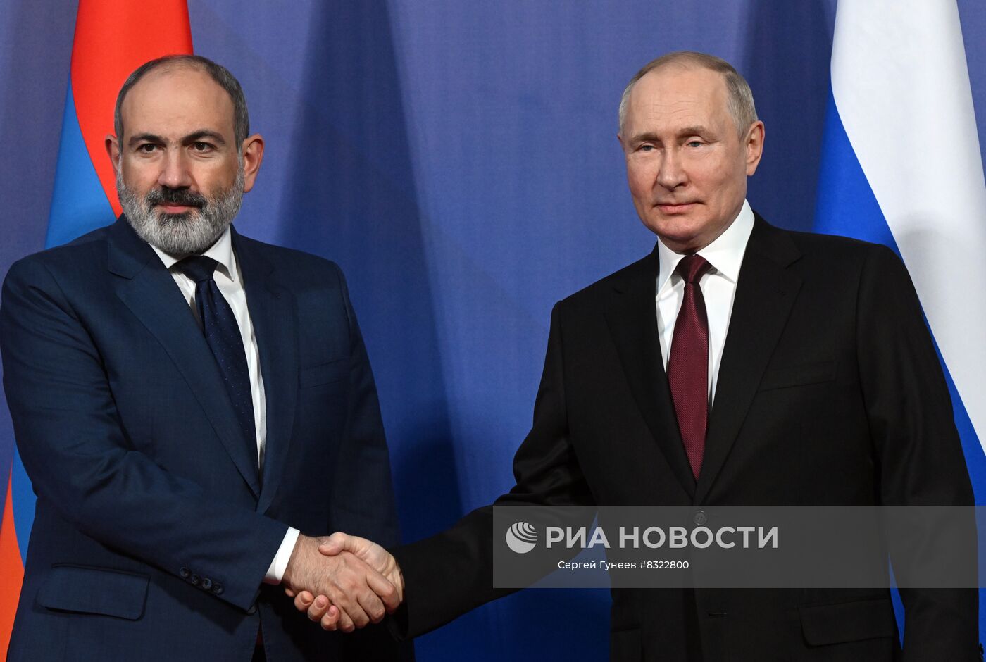 23 ноября 2022. Президент РФ Владимир Путин и премьер-министр Армении Никол Пашинян (слева) перед началом очередной сессии Совета коллективной безопасности Организации Договора о коллективной безопасности (ОДКБ) в Ереване. Место: Армения, Ереван. Автор: Сергей Гунеев/РИА Новости. Президент РФ В. Путин принял участие в сессии Совета коллективной безопасности ОДКБ