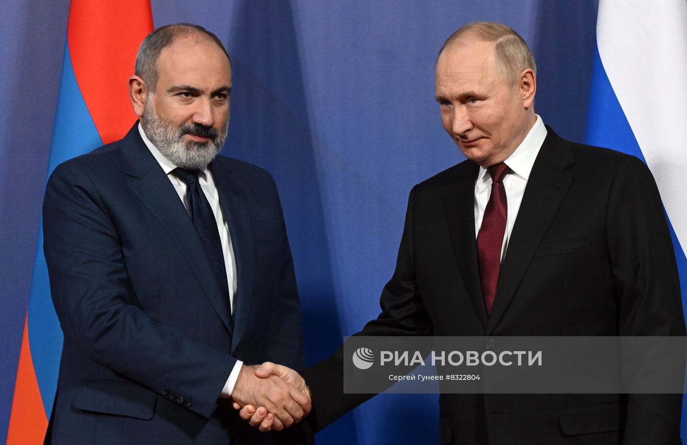 23 ноября 2022. Президент РФ Владимир Путин и премьер-министр Армении Никол Пашинян (слева) перед началом очередной сессии Совета коллективной безопасности Организации Договора о коллективной безопасности (ОДКБ) в Ереване. Место: Армения, Ереван. Автор: Сергей Гунеев/РИА Новости. Президент РФ В. Путин принял участие в сессии Совета коллективной безопасности ОДКБ