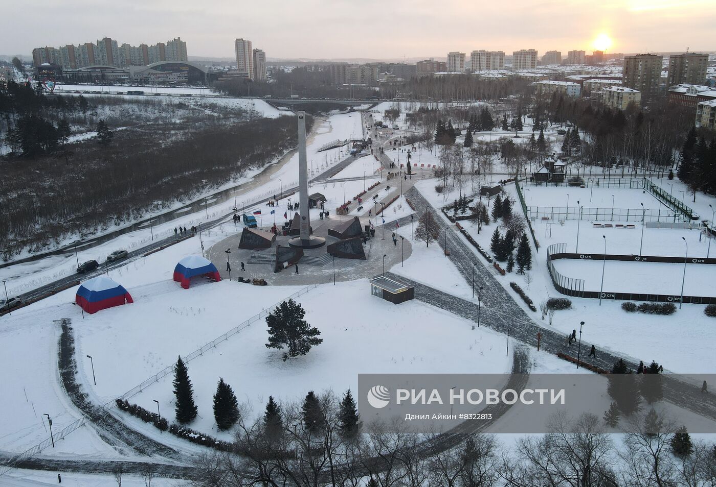 27-ми метровая стела "Город трудовой доблести", открытая в кемеровском Парке Победы имени Г.К. Жукова. Новый мемориал решили установить после присуждения областной столице соответствующего звания. Место: Россия, Кемеровская область, Кемерово. Автор: Данил Айкин/РИА Новости. Открытие стелы "Город трудовой доблести" в Кемерове