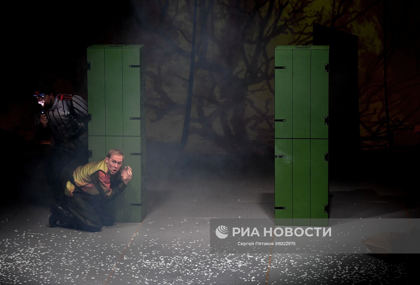 Актер Андрей Харенко в роли Василия Теркина в сцене из спектакля "Василий Теркин" в театре "Школа драматического искусства" в Москве.
Место: Россия, Москва. Автор: Сергей Пятаков/РИА Новости. Спектакль "Василий Теркин"