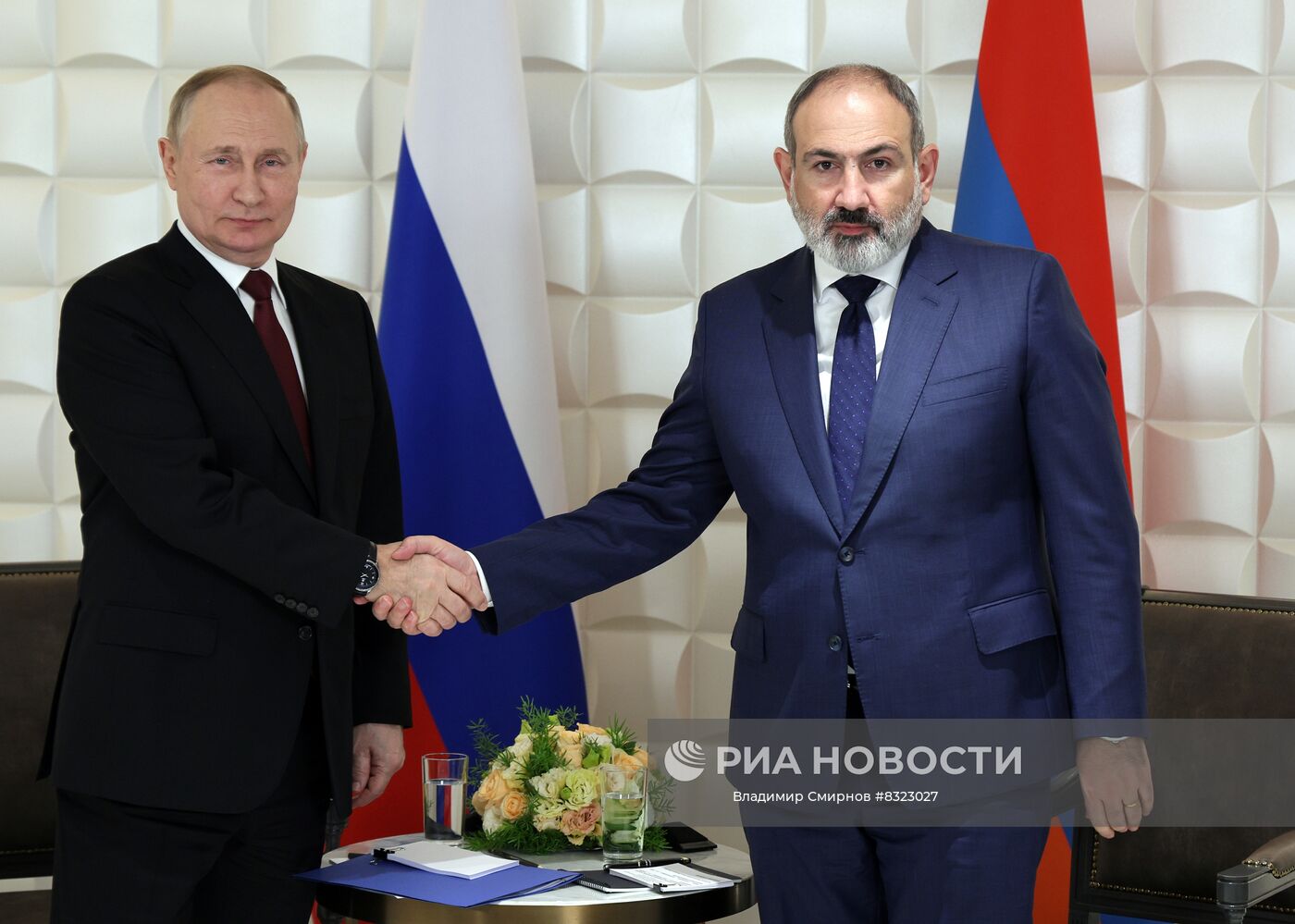 23 ноября 2022. Президент РФ Владимир Путин и премьер-министр Армении Никол Пашинян (справа) во время встречи. Место: Армения, Ереван. Автор: Владимир Смирнов/РИА Новости. Президент РФ В. Путин принял участие в сессии Совета коллективной безопасности ОДКБ