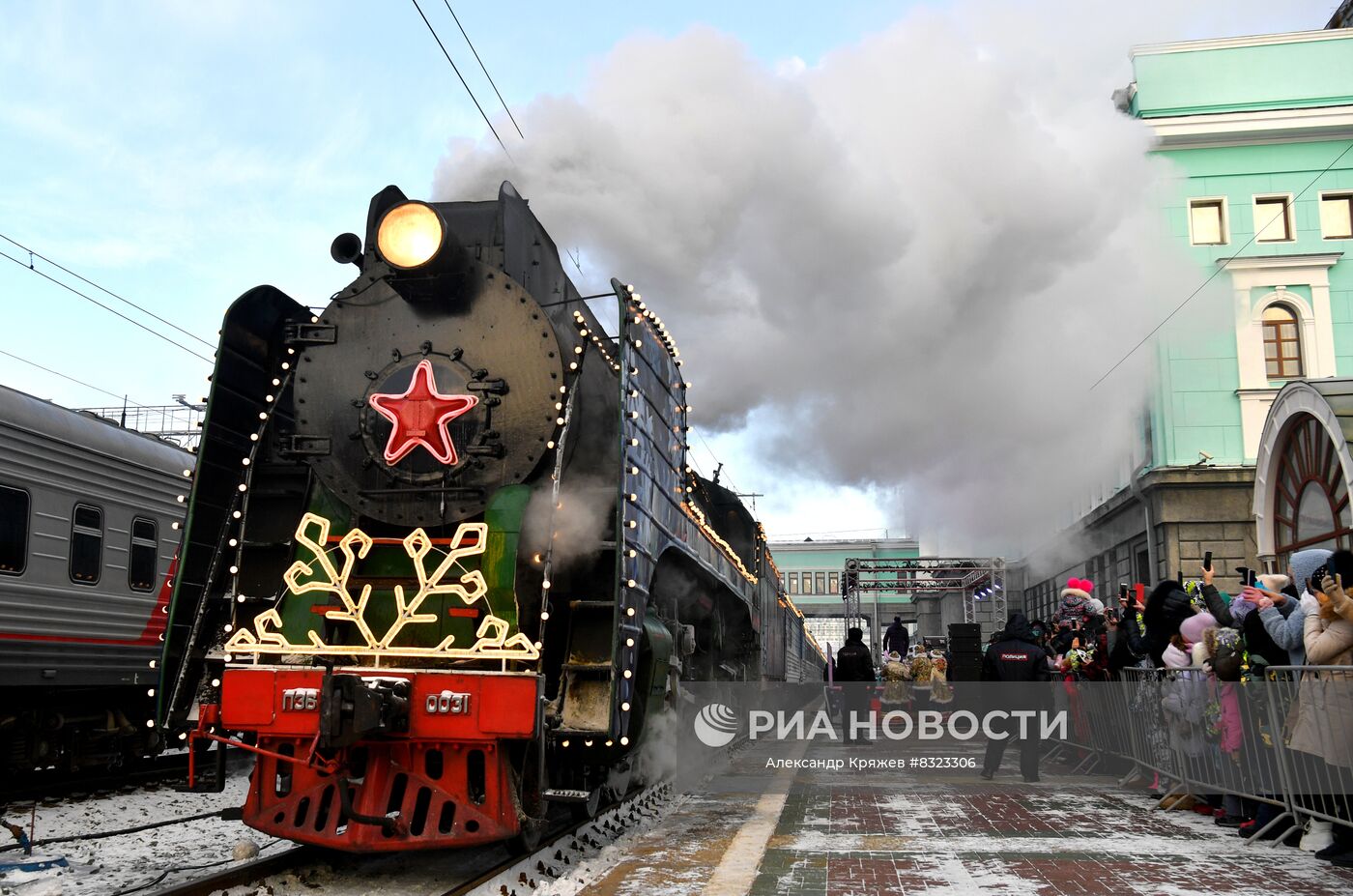 Люди встречают поезд Деда Мороза на железнодорожном вокзале "Новосибирск – Главный" в Новосибирске. Поезд Деда Мороза 22 октября из Великого Устюга отправился в путешествие по стране. Место: Россия, Новосибирск. Автор: Александр Кряжев/РИА Новости. Поезд Деда Мороза в Новосибирске