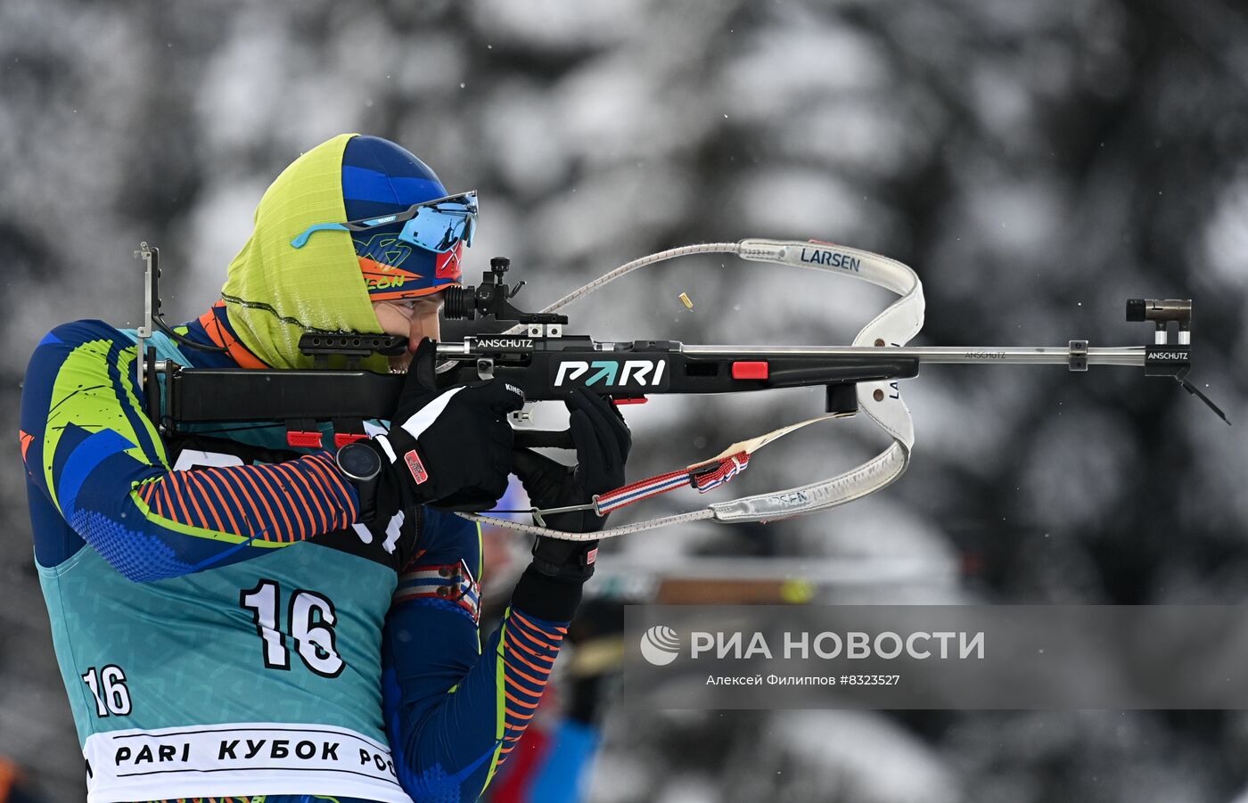 Максим Цветков (Россия) на пристрелке перед спринтерской гонкой 10 км среди мужчин на Кубке России по биатлону в Ханты-Мансийске. Место: Россия, Ханты-Мансийск. Автор: Алексей Филиппов/РИА Новости. Биатлон. Кубок России. Мужчины. Спринт