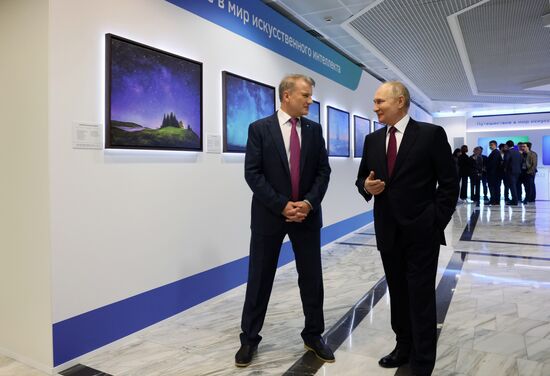 Президент РФ В. Путин принял участие в международной конференции "Путешествие в мир искусственного интеллекта"