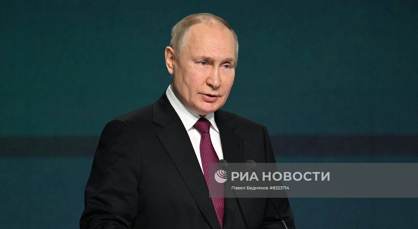 Президент РФ В. Путин принял участие в международной конференции "Путешествие в мир искусственного интеллекта"