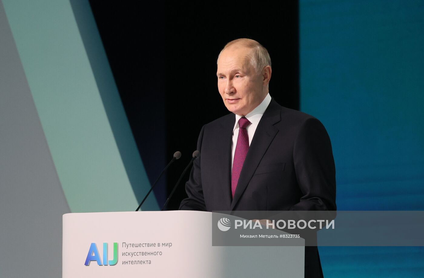 24 ноября 2022. Президент РФ Владимир Путин выступает (слева) на международной конференции "Путешествие в мир искусственного интеллекта". Сбербанк проводит международную конференцию по искусственному интеллекту Artificial Intelligence Journey в ЦМТ в Москве. Место: Россия, Москва. Автор: Михаил Метцель/РИА Новости. Президент РФ В. Путин принял участие в международной конференции "Путешествие в мир искусственного интеллекта"