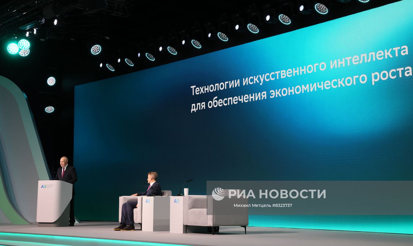 24 ноября 2022. Президент РФ Владимир Путин и президент, председатель правления "Сбербанка" Герман Греф (слева) на международной конференции "Путешествие в мир искусственного интеллекта". Сбербанк проводит международную конференцию по искусственному интеллекту Artificial Intelligence Journey в ЦМТ в Москве. Место: Россия, Москва. Автор: Михаил Метцель/РИА Новости. Президент РФ В. Путин принял участие в международной конференции "Путешествие в мир искусственного интеллекта"