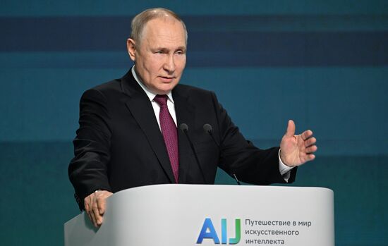 Президент РФ В. Путин принял участие в международной конференции "Путешествие в мир искусственного интеллекта"