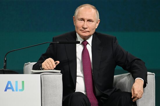 Президент РФ В. Путин принял участие в международной конференции "Путешествие в мир искусственного интеллекта"