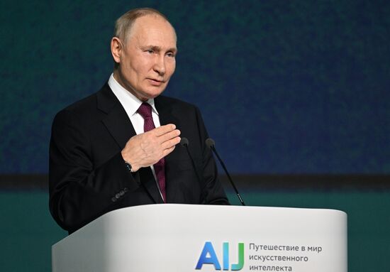 Президент РФ В. Путин принял участие в международной конференции "Путешествие в мир искусственного интеллекта"