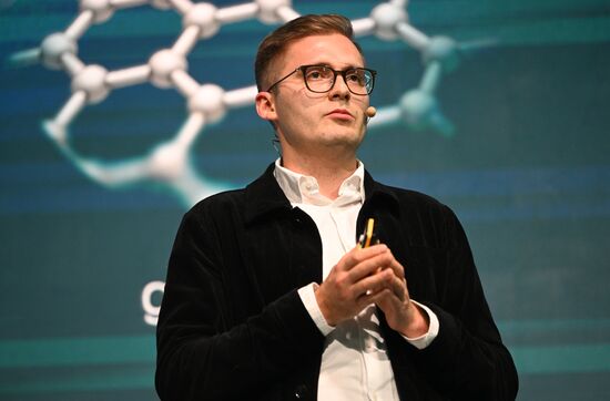 Президент РФ В. Путин принял участие в международной конференции "Путешествие в мир искусственного интеллекта"