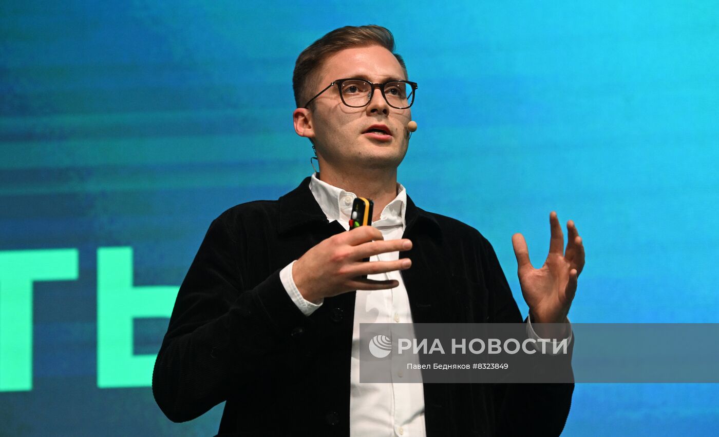 24 ноября 2022. Представитель НИИ искусственного интеллекта AIRI Семен Буденый выступает на международной конференции "Путешествие в мир искусственного интеллекта". Сбербанк проводит международную конференцию по искусственному интеллекту Artificial Intelligence Journey в Москве. Место: Россия, Москва. Автор: Павел Бедняков/РИА Новости. Президент РФ В. Путин принял участие в международной конференции "Путешествие в мир искусственного интеллекта"