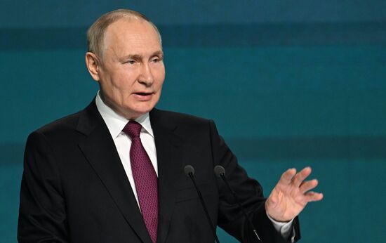 Президент РФ В. Путин принял участие в международной конференции "Путешествие в мир искусственного интеллекта"