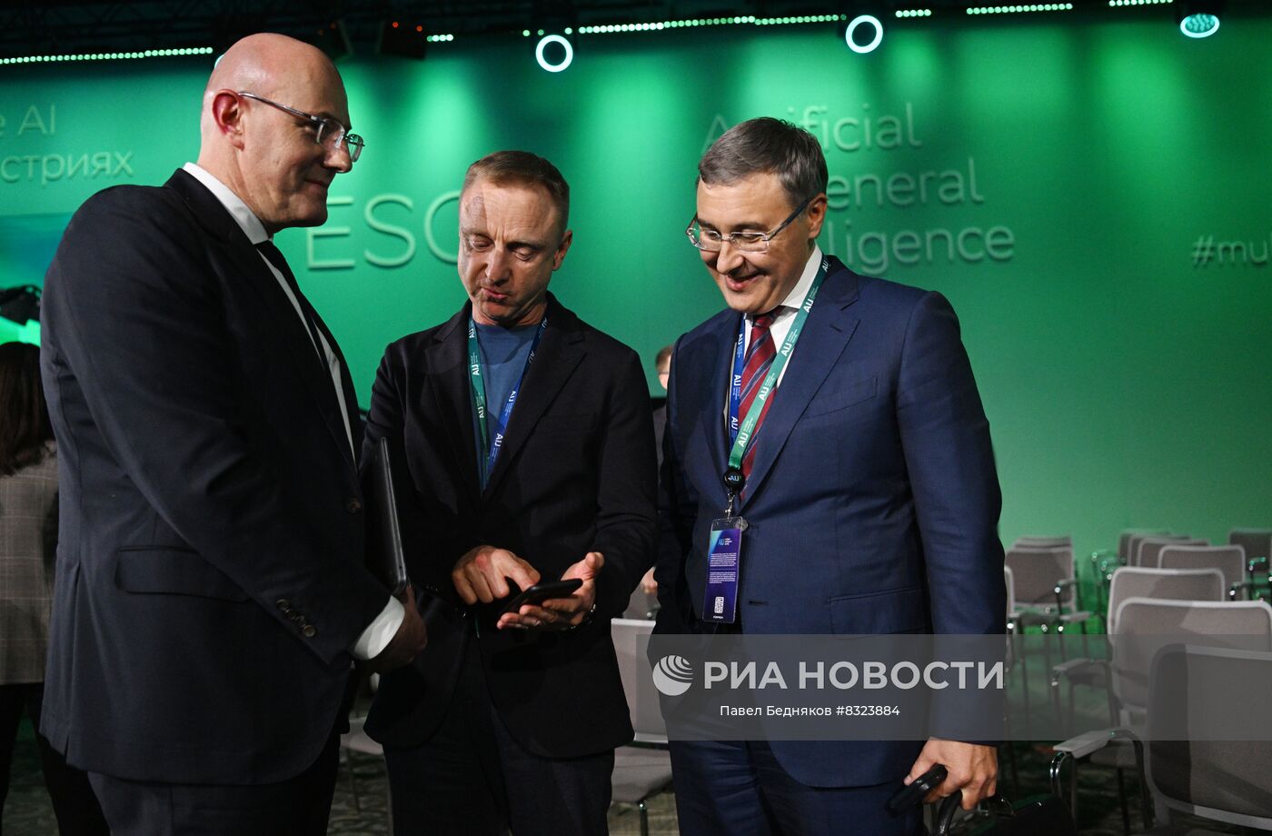 Заместитель председателя правительства РФ Дмитрий Чернышенко, временно исполняющим обязанности ректора МФТИ Дмитрий Ливанов и министр науки и высшего образования РФ Валерий Фальков (слева направо) на международной конференции Сбера по искусственному интеллекту Artificial Intelligence Journey в Москве. Место: Россия, Москва. Автор: Павел Бедняков/РИА Новости. Конференция Сбера по искусственному интеллекту
