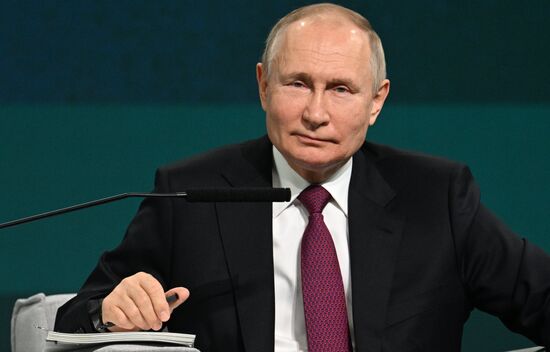Президент РФ В. Путин принял участие в международной конференции "Путешествие в мир искусственного интеллекта"