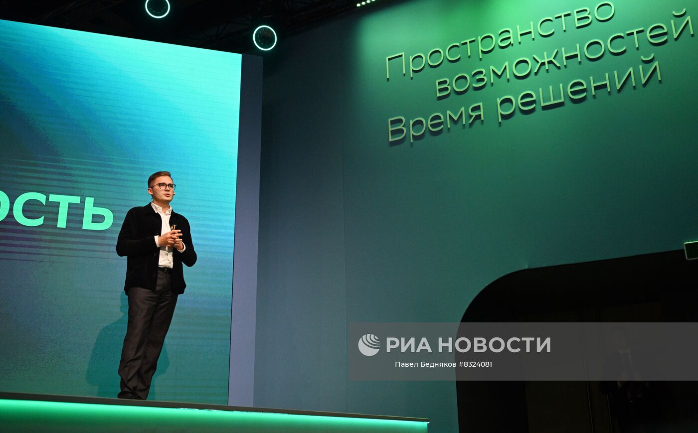 24 ноября 2022. Представитель НИИ искусственного интеллекта AIRI Семен Буденый выступает на международной конференции "Путешествие в мир искусственного интеллекта". Сбербанк проводит международную конференцию по искусственному интеллекту Artificial Intelligence Journey в Москве. Место: Россия, Москва. Автор: Павел Бедняков/РИА Новости. Президент РФ В. Путин принял участие в международной конференции "Путешествие в мир искусственного интеллекта"