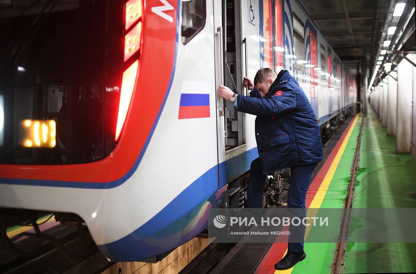 Мойка вагонов метро в электродепо "Руднево" в Москве