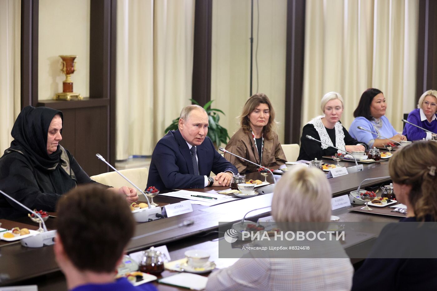 Президент РФ В. Путин встретился с матерями военнослужащих - участников СВО