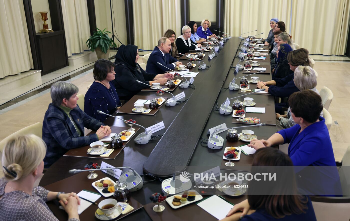 Президент РФ В. Путин встретился с матерями военнослужащих - участников СВО