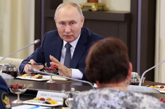 Президент РФ В. Путин встретился с матерями военнослужащих - участников СВО