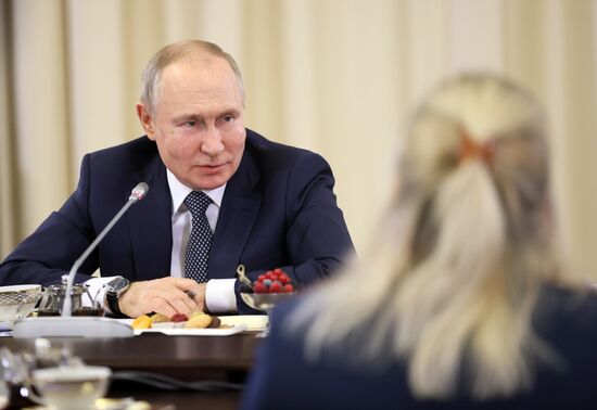 Президент РФ В. Путин встретился с матерями военнослужащих - участников СВО