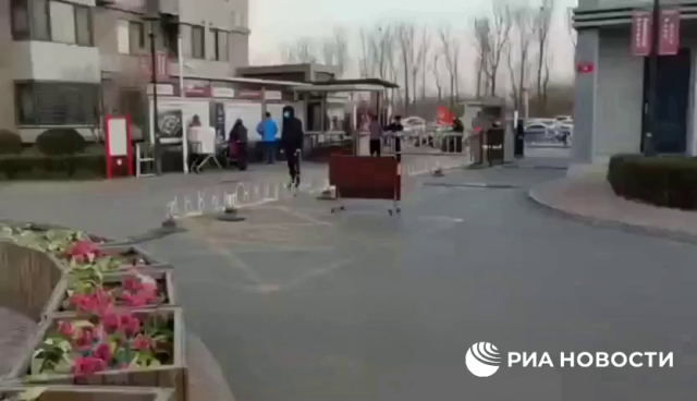 В Пекине из-за коронавируса приостановили предоставление некритичных услуг