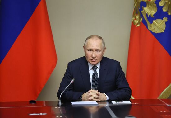 Президент РФ В. Путин провел совещание с постоянными членами Совбеза
