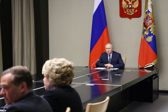 Президент РФ В. Путин провел совещание с постоянными членами Совбеза