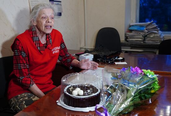 Военнослужащие РФ поздравили 71-летнюю волонтерку Наталью Богдановну с Днем матери