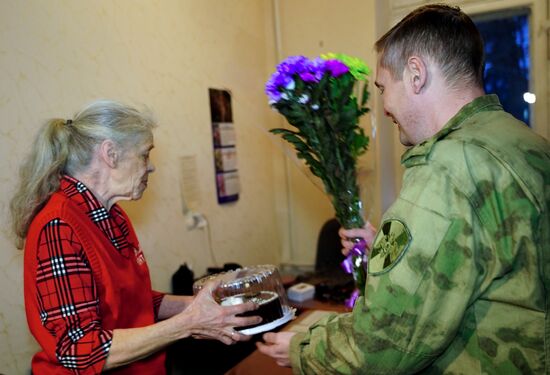 Военнослужащие РФ поздравили 71-летнюю волонтерку Наталью Богдановну с Днем матери