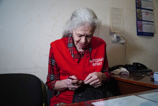 Военнослужащие РФ поздравили 71-летнюю волонтерку Наталью Богдановну с Днем матери