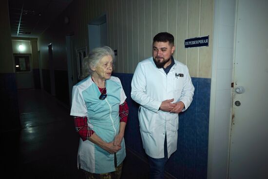 Военнослужащие РФ поздравили 71-летнюю волонтерку Наталью Богдановну с Днем матери