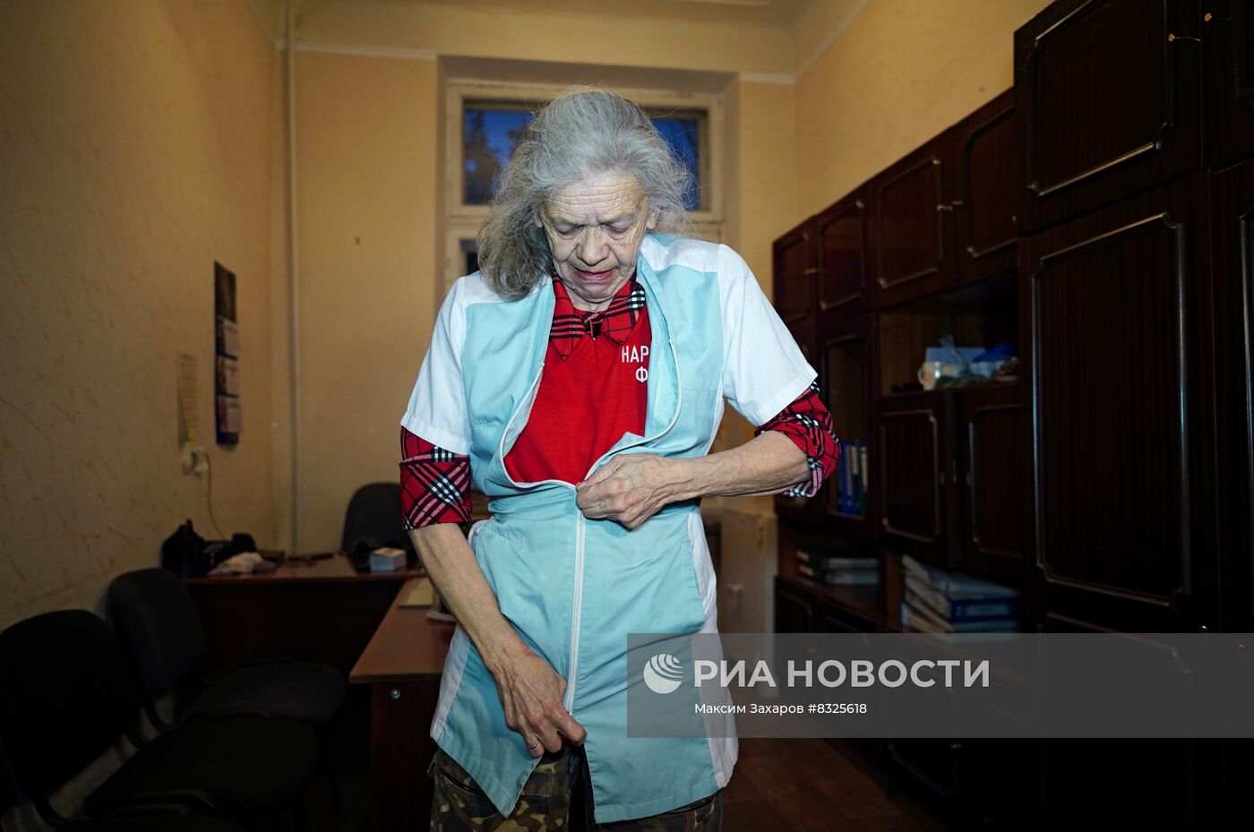 Военнослужащие РФ поздравили 71-летнюю волонтерку Наталью Богдановну с Днем матери