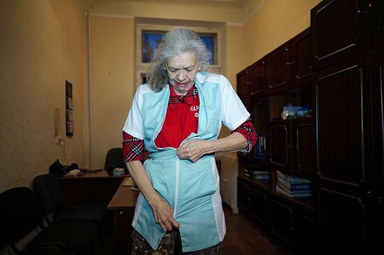 Военнослужащие РФ поздравили 71-летнюю волонтерку Наталью Богдановну с Днем матери