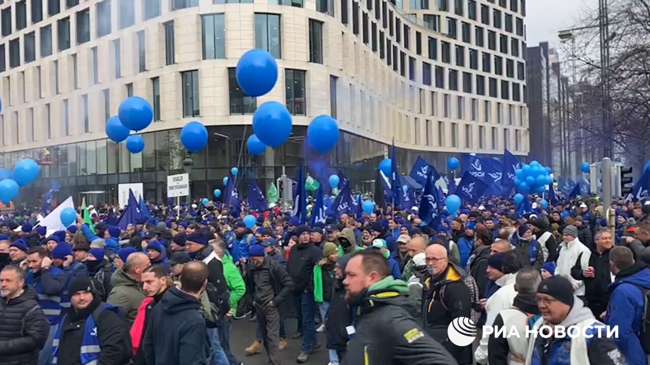 В Бельгии полицейские вышли на демонстрацию, требуя "нулевой терпимости" к насилию против полиции