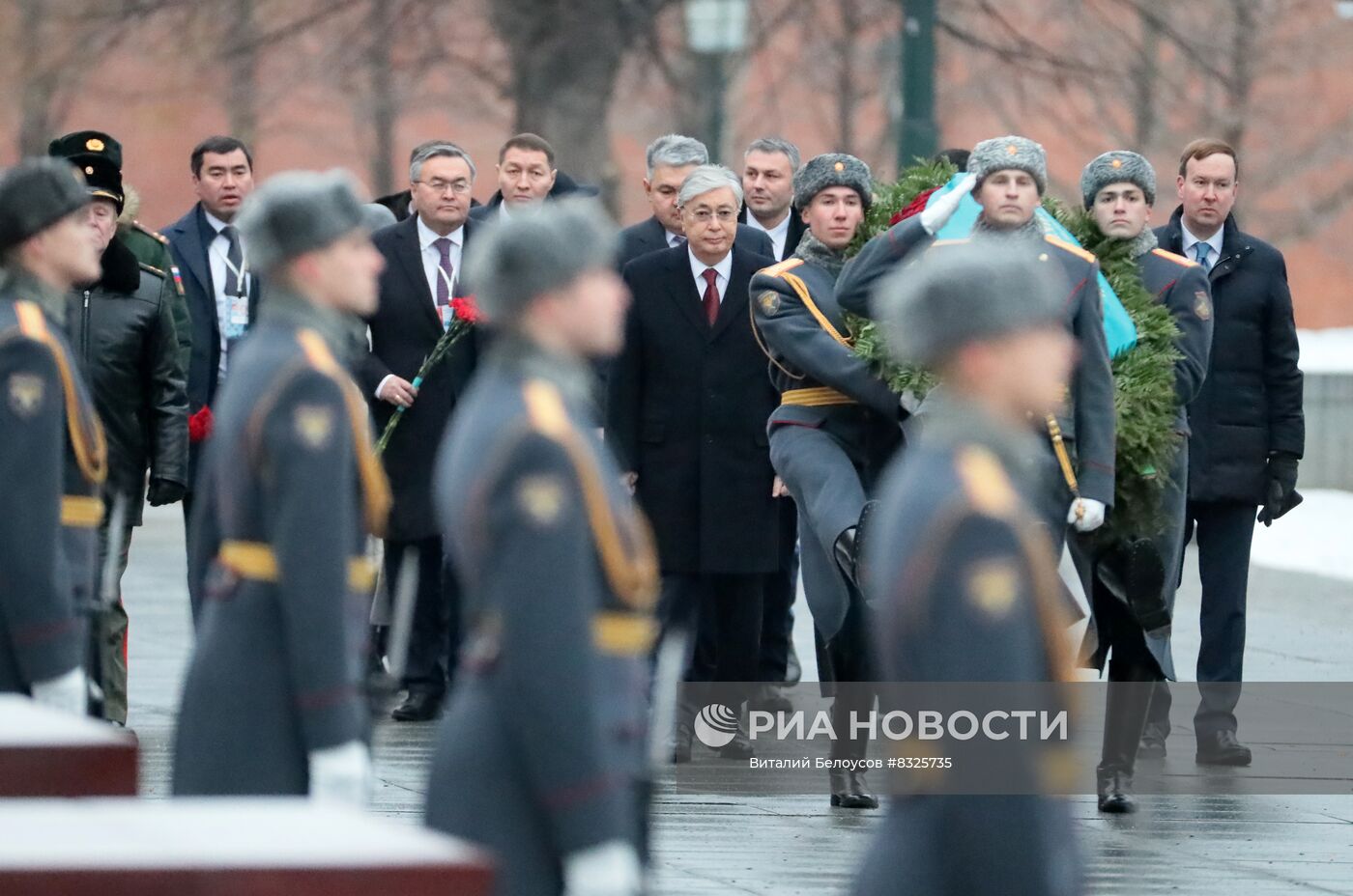Президент Казахстана Касым-Жомарт Токаев возложил цветы к Могиле Неизвестного Солдата
