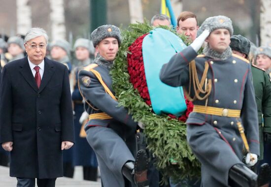 Президент Казахстана Касым-Жомарт Токаев возложил цветы к Могиле Неизвестного Солдата