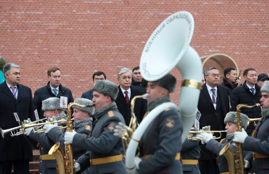 Президент Казахстана Касым-Жомарт Токаев возложил цветы к Могиле Неизвестного Солдата