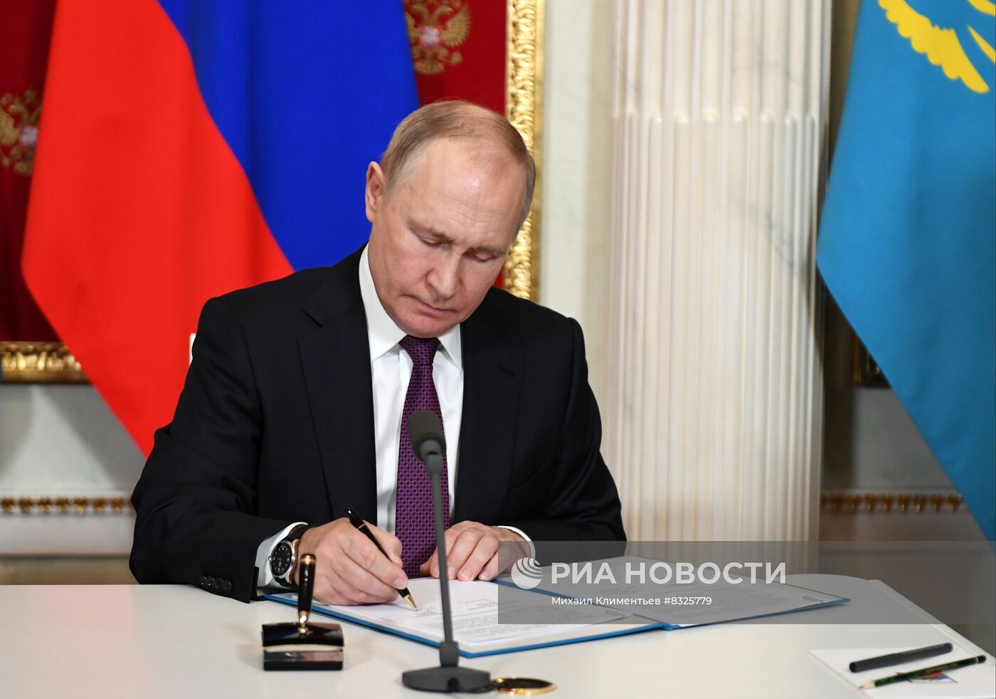 Президент РФ В. Путин провел переговоры с президентом Казахстана К.-Ж. Токаевым