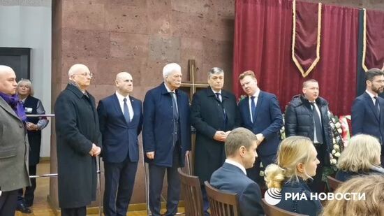 Цветы к гробу Владимира Макея возложили замглавы МИД России Руденко и российский посол Грызлов