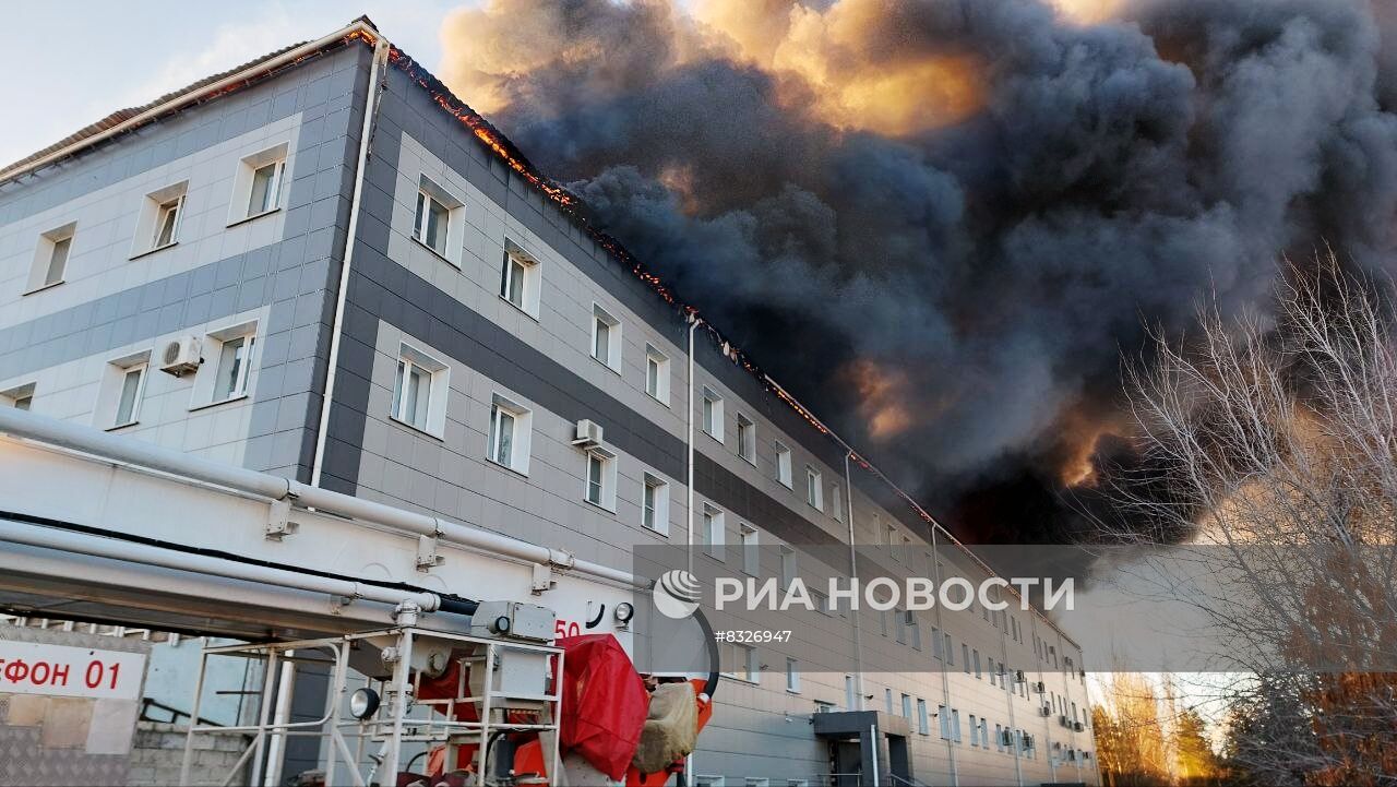 Цех по производству пластиковой тары загорелся в Волгограде