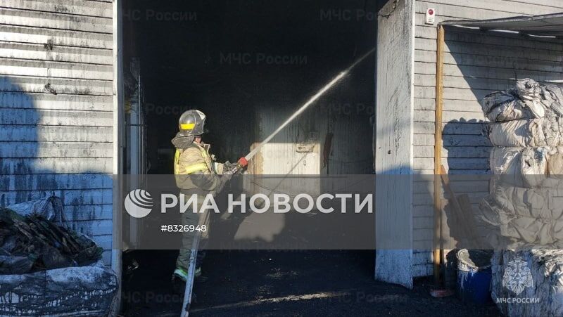 Цех по производству пластиковой тары загорелся в Волгограде