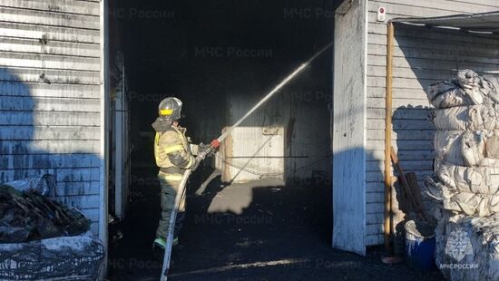 Цех по производству пластиковой тары загорелся в Волгограде