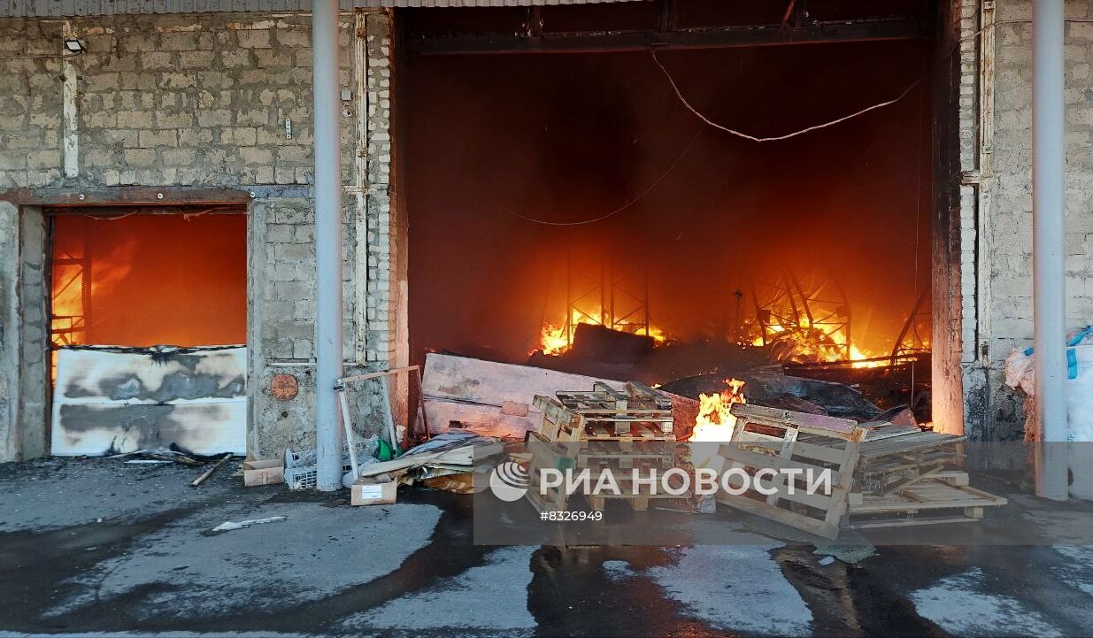 Цех по производству пластиковой тары загорелся в Волгограде