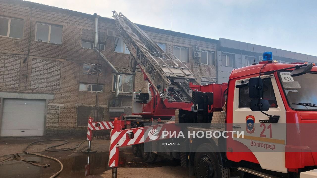 Цех по производству пластиковой тары загорелся в Волгограде