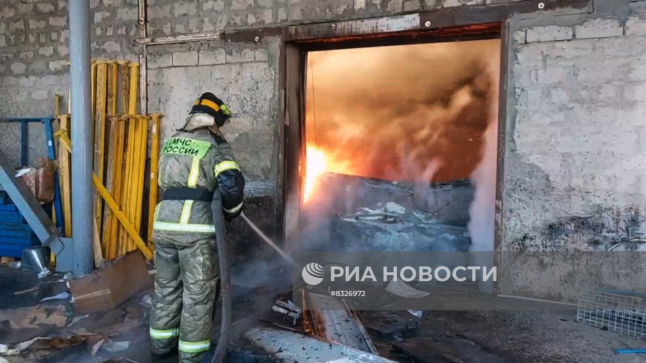 Цех по производству пластиковой тары загорелся в Волгограде