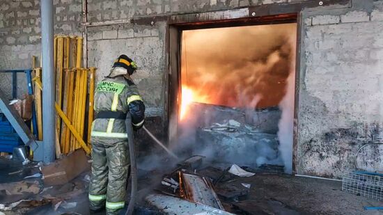 Цех по производству пластиковой тары загорелся в Волгограде