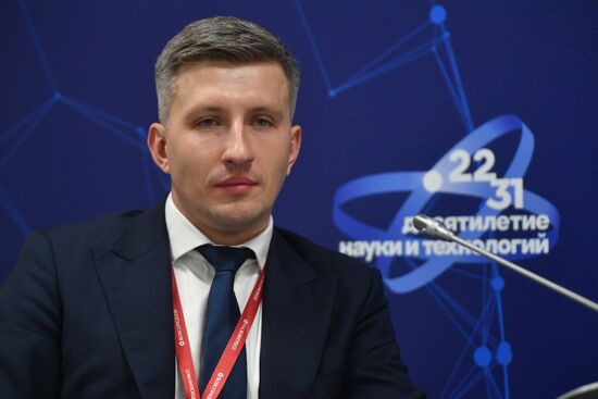 Руководитель офиса Координационного совета по делам молодежи в научной и образовательной сферах Совета при Президенте РФ по науке и образованию Александр Двойников на сессии "Эффективное продвижение научно-образовательных проектов" в рамках II Конгресса молодых ученых в Парке науки и искусства "Сириус". Фото могут быть использованы при наличии обязательной ссылки на источник. Место: Россия, Федеральная территория "Сириус". Автор: Александр Кряжев. II КМУ-2022. Открытая программа. "Выбор молодого учёного: научная идея или деньги?"